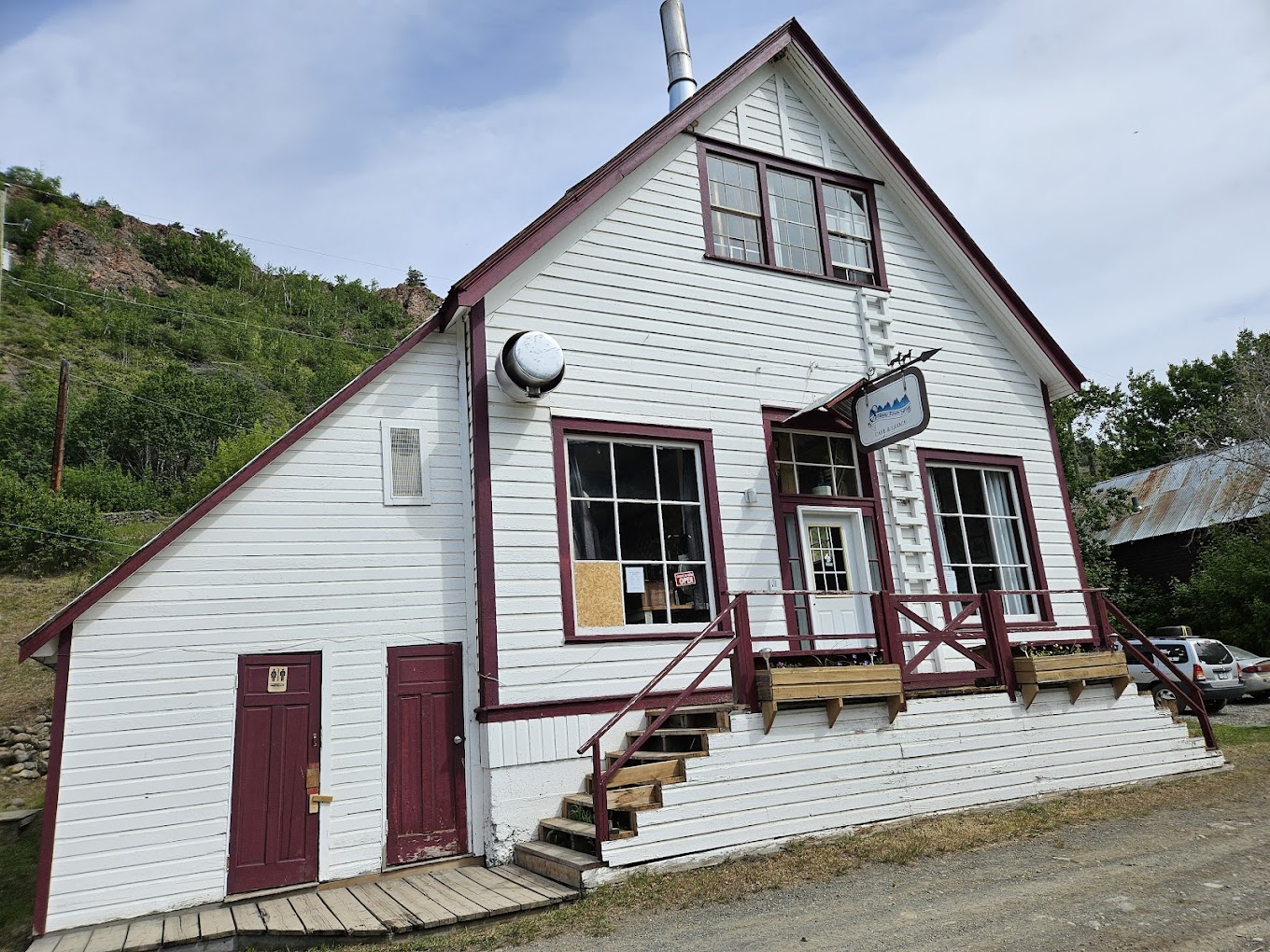 Stikine River Song Cafe and Lodge